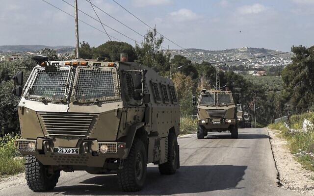 Un véhicule militaire israélien dans le camp de réfugiés de Jénine, dans le nord de la Cisjordanie, le 9 avril 2022. (Crédit : Jaafar Ashtiyeh/AFP)