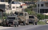 Photo d'illustration : Des véhicules de l'armée israélienne)à l'entrée du camp de réfugiés palestiniens de Nur Shams pendant un raid, le 10 avril 2022. (Crédit :JAAFAR ASHTIYEH / AFP)