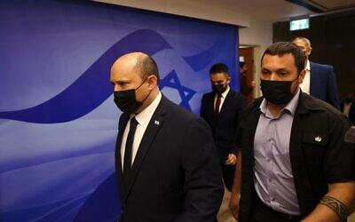 Le Premier ministre Naftali Bennett se rend à une réunion du cabinet dans son bureau à Jérusalem le 10 avril 2022. (Crédit: Ronen Zvulun/ POOL / AFP)