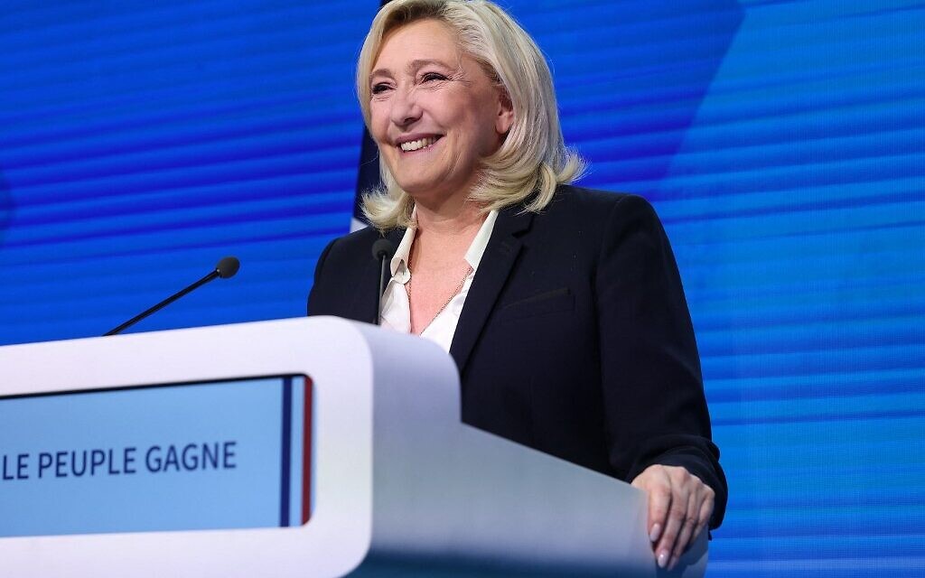 La candidate à la présidence du parti d'extrême droite français Rassemblement national (RN), Marine Le Pen, s'adresse aux partisans du parti après les premiers résultats du premier tour de l'élection présidentielle à Paris, le 10 avril 2022. (Crédit : Thomas SAMSON / AFP) La candidate à la présidence du parti d'extrême droite français Rassemblement national (RN), Marine Le Pen, s'adresse aux partisans du parti après les premiers résultats du premier tour de l'élection présidentielle à Paris, le 10 avril 2022. (Crédit : Thomas SAMSON / AFP)