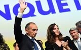 Le candidat à la présidentielle du parti Reconquete !, Eric Zemmour, saluant ses partisans à côté de sa conseillère Sarah Knafo, à Paris, le 10 avril 2022, après l'annonce des résultats provisoires après la fermeture des bureaux de vote au premier tour de l'élection présidentielle française. (Crédit : Bertrand Guay/AFP)