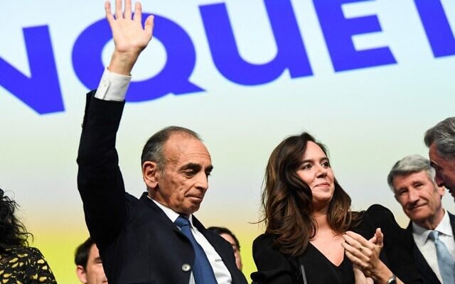 Le candidat à la présidence du parti Reconquete !, Eric Zemmour, saluant ses partisans à côté de sa conseillère Sarah Knafo, à Paris, le 10 avril 2022, après l'annonce des résultats provisoires après la fermeture des bureaux de vote au premier tour de l'élection présidentielle française. (Crédit : Bertrand Guay/AFP) Le candidat à la présidence du parti Reconquete !, Eric Zemmour, saluant ses partisans à côté de sa conseillère Sarah Knafo, à Paris, le 10 avril 2022, après l'annonce des résultats provisoires après la fermeture des bureaux de vote au premier tour de l'élection présidentielle française. (Crédit : Bertrand Guay/AFP)