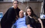 Les acteurs tunisiens (de gauche à droite) Rim Riahi, Fethi Haddaoui et Ahlam Fekih regardent pendant le tournage de la série télévisée tunisienne "Baraa" (innocence) dans la capitale Tunis, le 28 décembre 2021. (Crédit : Achraf OUERGHEMMI / AFP)