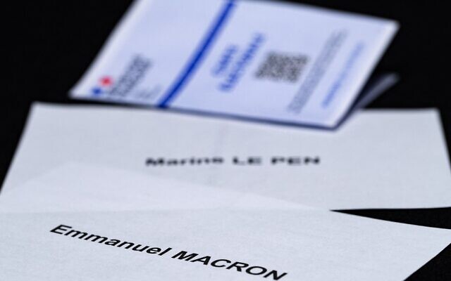 Une carte d'électeur et les bulletins de vote des candidats à la présidence française Emmanuel Macron, président sortant du parti centriste La République en Marche (LREM), et Marine le Pen, du parti d'extrême droite Rassemblement national (RN). (Crédit : JOEL SAGET / AFP) Une carte d'électeur et les bulletins de vote des candidats à la présidence française Emmanuel Macron, président sortant du parti centriste La République en Marche (LREM), et Marine le Pen, du parti d'extrême droite Rassemblement national (RN). (Crédit : JOEL SAGET / AFP)