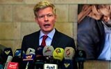 L'envoyé spécial de l'ONU pour le Yémen, Hans Grundberg lors d'une conférence de presse à l'aéroport international de Sanaa, le 13 avril 2022. (Crédit :  by MOHAMMED HUWAIS / AFP)