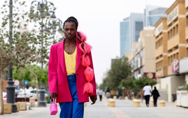 Le mannequin saoudien Ziad al-Mesfer est photographié dans la rue Tahliya de la capitale Riyad, le 9 avril 2022. (Crédit: Fayez Nureldine/AFP)