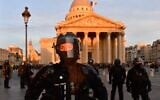 Illustration : Des policiers bloquent l'accès à la place du Panthéon alors que des étudiants manifestent près de l'Université de la Sorbonne, à Paris, le 14 avril 2022, dix jours avant le second tour de l'élection présidentielle française. (Crédit : JULIEN DE ROSA / AFP)