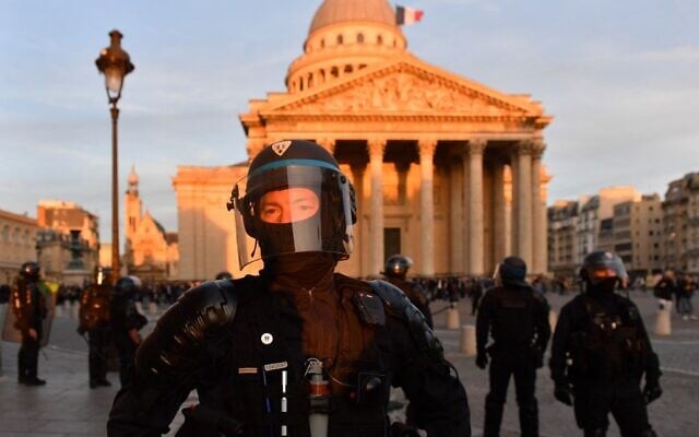 Illustration : Des policiers bloquent l'accès à la place du Panthéon alors que des étudiants manifestent près de l'Université de la Sorbonne, à Paris, le 14 avril 2022, dix jours avant le second tour de l'élection présidentielle française. (Crédit : JULIEN DE ROSA / AFP)
