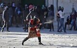 Des Palestiniens s’affrontent avec les forces de l'ordre israéliennes sur le mont du Temple, dans la Vieille Ville de Jérusalem, le 15 avril 2022. (Crédit : Ahmad Gharabli/AFP)