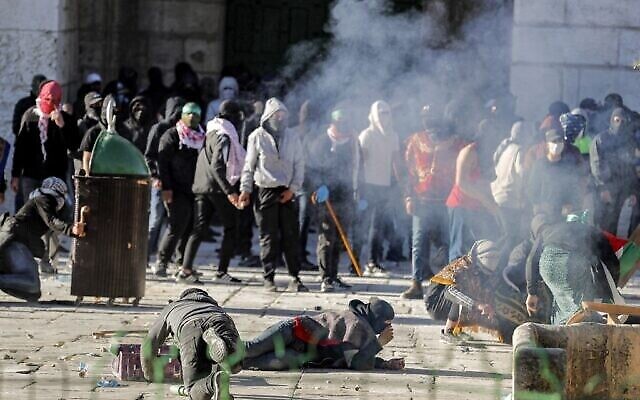 Affrontement d’émeutiers palestiniens avec la police israélienne à la mosquée Al-Aqsa de Jérusalem, au sommet du mont du Temple, le 15 avril 2022. (Crédit : Ahmad Gharabli / AFP)