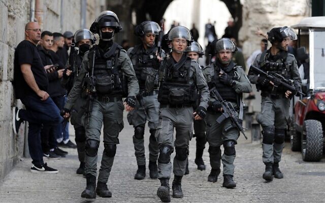 La police des frontières patrouille devant la porte du Lion, dans la Vieille ville de Jérusalem, le 17 avril 2022. (Crédit : Ahmad GHARABLI / AFP) La police des frontières patrouille devant la porte du Lion, dans la Vieille ville de Jérusalem, le 17 avril 2022. (Crédit : Ahmad GHARABLI / AFP)