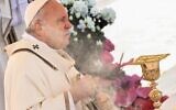 Le pape François célèbre la messe de Pâques sur la place Saint-Pierre au Vatican, le 17 avril 2022. (Crédit: Tiziana Fabi/AFP)