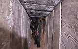 Un membre du Jihad Islamique Palestinien circule dans un tunnel dans la bande de Gaza, le 17 avril 2022, lors d’une démonstration destinée aux médias, en plein période de violences avec Israël. (Crédit : Mahmud Hams/AFP)