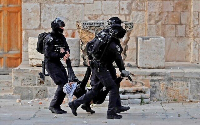 La police israélienne interpelle un Palestinien lors d’affrontements au mont du Temple, dans la Vieille Ville de Jérusalem, le 22 avril 2022. (Crédit : Ahmad Gharabli/AFP)