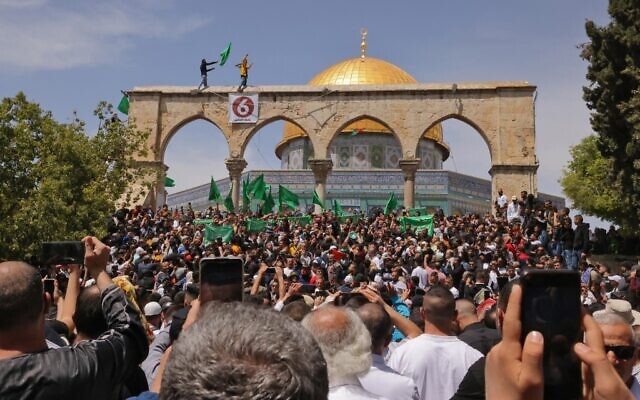 Les Palestiniens scandent des slogans et brandissent des drapeaux du Hamas après les prières du vendredi pendant le mois sacré du ramadan musulman, sur le mont du Temple, dans la Vieille Ville de Jérusalem, le 22 avril 2022. (Crédit : AHMAD GHARABLI / AFP) Les Palestiniens scandent des slogans et brandissent des drapeaux du Hamas après les prières du vendredi pendant le mois sacré du ramadan musulman, sur le mont du Temple, dans la Vieille Ville de Jérusalem, le 22 avril 2022. (Crédit : AHMAD GHARABLI / AFP)