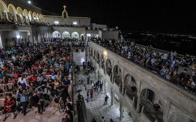 Des chrétiens orthodoxes irakiens célèbrent le samedi de Pâques à l'église de l'ancien monastère Mar Matta dans le village de Bashiqa, à quelque 30 km au nord-est de la ville de Mossoul, dans le nord de l'Irak, dans la nuit du 23 avril 2022. (Crédit : SAFIN HAMED / AFP) Des chrétiens orthodoxes irakiens célèbrent le samedi de Pâques à l'église de l'ancien monastère Mar Matta dans le village de Bashiqa, à quelque 30 km au nord-est de la ville de Mossoul, dans le nord de l'Irak, dans la nuit du 23 avril 2022. (Crédit : SAFIN HAMED / AFP)