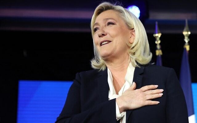 La candidate du Rassemblement national (RN), parti d'extrême droite français, Marine Le Pen, réagit au Pavillon d'Armenonville, à Paris, le 24 avril 2022, après l'annonce des premières projections des instituts de sondage sur les résultats du second tour de l'élection présidentielle française. (Crédit : Thomas SAMSON / AFP)