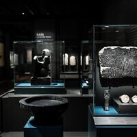 Des œuvres d'art sont présentées dans le cadre de l'exposition "Pharaon des deux terres. L'histoire africaine des rois de Napata" au Musée du Louvre à Paris, le 26 avril 2022. (Crédit : Stéphane DE SAKUTIN / AFP)