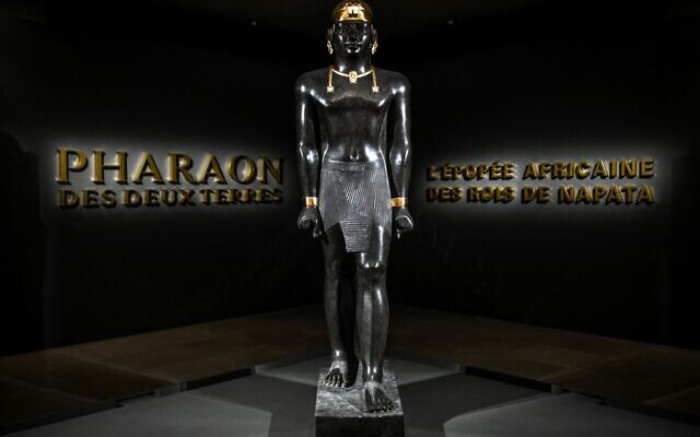 Des œuvres d'art sont présentées dans le cadre de l'exposition "Pharaon des deux terres. L'histoire africaine des rois de Napata" au Musée du Louvre à Paris, le 26 avril 2022. (Crédit : Stéphane DE SAKUTIN / AFP) Des œuvres d'art sont présentées dans le cadre de l'exposition "Pharaon des deux terres. L'histoire africaine des rois de Napata" au Musée du Louvre à Paris, le 26 avril 2022. (Crédit : Stéphane DE SAKUTIN / AFP)