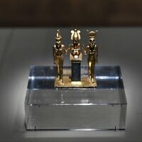 Des œuvres d'art sont présentées dans le cadre de l'exposition "Pharaon des deux terres. L'histoire africaine des rois de Napata" au Musée du Louvre à Paris, le 26 avril 2022. (Crédit : Stéphane DE SAKUTIN / AFP)