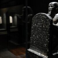Des œuvres d'art sont présentées dans le cadre de l'exposition "Pharaon des deux terres. L'histoire africaine des rois de Napata" au Musée du Louvre à Paris, le 26 avril 2022. (Crédit : Stéphane DE SAKUTIN / AFP)
