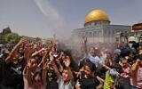 Des fidèles palestiniens à la mosquée Al-Aqsa sur le Mont du Temple à Jérusalem lors de la dernière prière du vendredi du mois sacré musulman du Ramadan, le 29 avril 2022. (Crédit : Ahmad GHARABLI / AFP)