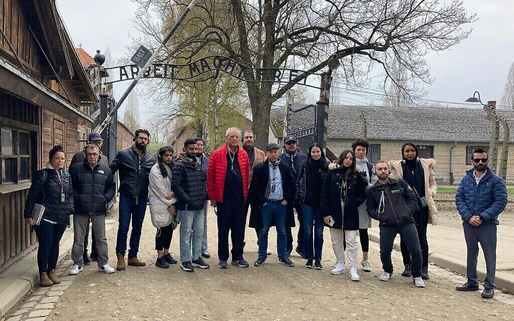 La délégation de Sharaka à la "Marche des Vivants" à Auschwitz, le 27 avril 2022. (Crédit : Yaakov Schwartz / Times of Israel) La délégation de Sharaka à la "Marche des Vivants" à Auschwitz, le 27 avril 2022. (Crédit : Yaakov Schwartz / Times of Israel)