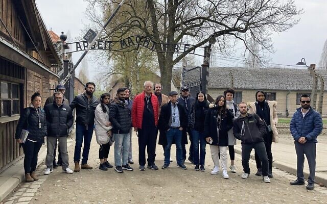 La délégation de Sharaka à la "Marche des Vivants" à Auschwitz, le 27 avril 2022. (Crédit : Yaakov Schwartz / Times of Israel)