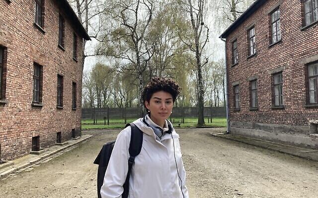 Rawan Osman, née au Liban, membre de la délégation de Sharaka à la "Marche des Vivants", à Auschwitz, le 27 avril 2022. (Crédit : Yaakov Schwartz / Times of Israel)