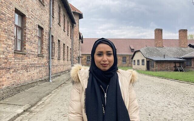 Fatema Al Harbi, directrice des affaires du Golfe de Sharaka, membre de la délégation de Sharaka à la "Marche des Vivants", à Auschwitz, le 27 avril 2022. (Crédit : Yaakov Schwartz / Times of Israel)