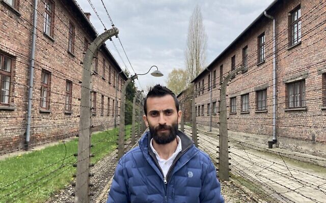 L' Israélien Mohammad Ka’biya, membre de la délégation de Sharaka à la "Marche des Vivants", à Auschwitz, le 27 avril 2022. (Crédit : Yaakov Schwartz / Times of Israel)