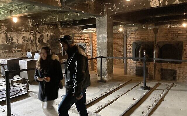 Les délégués de Sharaka à la "Marche des Vivants" visitent le crématorium à Auschwitz I, 27 avril 2022. (Crédit : Yaakov Schwartz / Times of Israel)