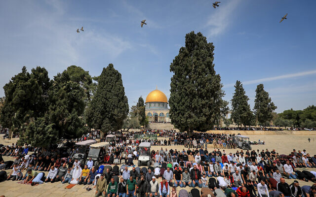Des Palestiniens assistant à la prière du vendredi dans l'enceinte de la mosquée Al-Aqsa sur le mont du Temple dans la vieille ville de Jérusalem, le 1er avril 2022. (Crédit : Jamal Awad/Flash90) Des Palestiniens assistant à la prière du vendredi dans l'enceinte de la mosquée Al-Aqsa sur le mont du Temple dans la vieille ville de Jérusalem, le 1er avril 2022. (Crédit : Jamal Awad/Flash90)