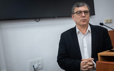 Shlomo Filber, ancien directeur général du ministère des Communications, lors d'une audience du procès de l'ancien Premier ministre israélien Benjamin Netanyahu, au tribunal de district de Jérusalem, le 4 avril 2022. (Crédit : Yonatan Sindel/Flash90)