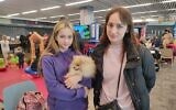 Daria Polishuk avec sa fille et son chien à l'aéroport Ben Gurion, le 22 mars 2022. (Crédit : Shira Krisher, ministère de l'Intégration)