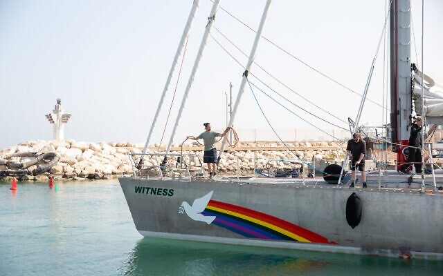 Le plus récent voilier de Greenpeace International, Witness, arrive à la marina d'Ashkelon, dans le sud d'Israël, le 31 mars 2022. (Crédit : Dor Nevo) Le plus récent voilier de Greenpeace International, Witness, arrive à la marina d'Ashkelon, dans le sud d'Israël, le 31 mars 2022. (Crédit : Dor Nevo)