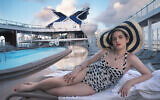 Abby Chava Stein, une activiste transgenre américaine, se détend sur le pont Resort du Celebrity Apex. (Crédit : Annie Leibovitz pour le projet All Inclusive Photo de Celebrity Cruises/JTA)