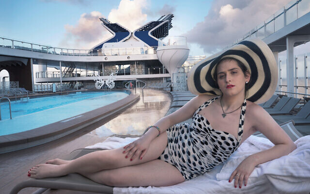 Abby Chava Stein, une activiste transgenre américaine, se détend sur le pont Resort du Celebrity Apex. (Crédit : Annie Leibovitz pour le projet All Inclusive Photo de Celebrity Cruises/JTA)