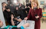 Kaja Kallas, leader du Parti de la réforme, déposant son bulletin de vote dans un bureau de vote lors des élections générales en Estonie à Tallin, le 3 mars 2019. (CréditL : Raigo PAJULA / AFP)