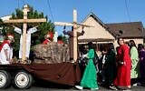 Des catholiques participent à une procession traditionnelle du chemin de croix à travers le quartier de Boyle Heights pendant la semaine sainte, le 15 avril 2022, à Los Angeles, en Californie. (Crédit : Mario Tama/Getty Images/AFP)