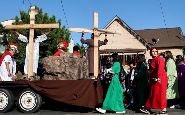 Des catholiques participent à une procession traditionnelle du chemin de croix à travers le quartier de Boyle Heights pendant la semaine sainte, le 15 avril 2022, à Los Angeles, en Californie. (Crédit : Mario Tama/Getty Images/AFP)