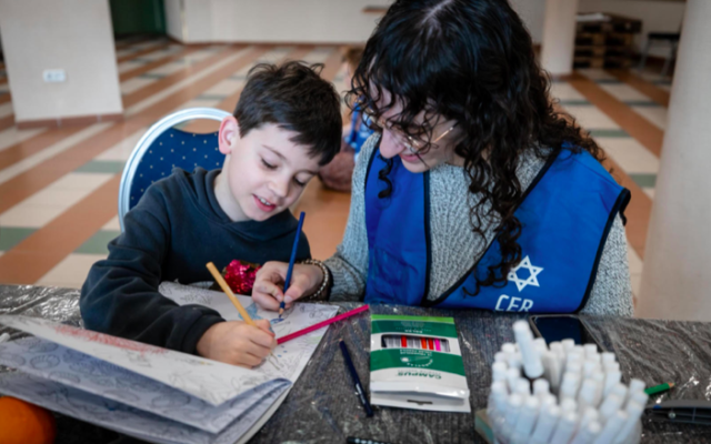 Les « anges » envoyées par la CER à Budapest, en Hongrie, se sont notamment occupées des enfants réfugiés dans un hôtel, leur proposant des jeux d’esprit, des leçons d’hébreu ou des leçons de judaïsme. (Crédit : Conférence des rabbins européens)