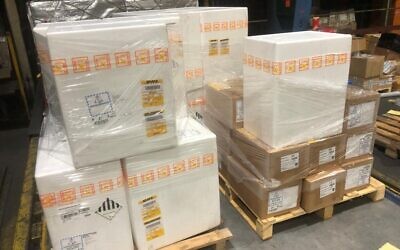 Boîtes de vaccin contre la polio dans un entrepôt. (Crédit : Autorisation DHL via le ministère de la Santé)