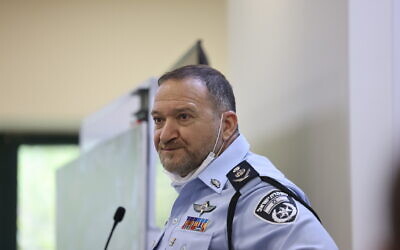 Le chef de la police Kobi Shabtai avant son témoignage devant la commission sur la catastrophe de Meron, à Jérusalem, le 11 avril 2022 (Crédit : Yonatan Sindel/Flash90)
åòãú ðàåø
åòãú äç÷éøä äîîìëúéú ìç÷ø àñåï äø îéøåï
÷åáé ùáúàé