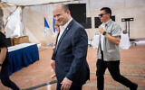 Le Premier ministre Naftali Bennett tenant une conférence de presse à la base militaire de la Division Judée-Samarie, près de l'implantation de Beit El en Cisjordanie, le 5 avril 2022. (Crédit : Yonatan Sindel/ Flash90)