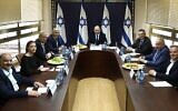 Les chefs des huit partis composant le nouveau potentiel gouvernement. De gauche à droite : Mansour Abbas, chef du parti Raam, Merav Michaeli, chefffe du parti Avoda, Benny Gantz, Yaïr Lapid, chef du parti Yesh Atid, Naftali Bennett, Gideon Saar, chef du parti Yisrael Beytenu, Avigdor Liberman et Nitzan Horowitz, chef du parti Meretz, à la Knesset, le 13 juin 2021. (Crédit : Ariel Zandberg)