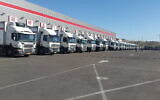 Une photo illustrative des camions de livraison de Shufersal. (Crédit : Sivan Faraj)