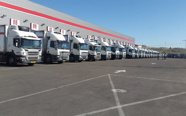 Une photo illustrative des camions de livraison de Shufersal. (Crédit : Sivan Faraj)