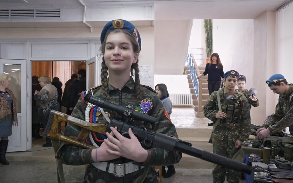 L'adolescente Masha dans son uniforme de l'armée de la jeunesse. Elle est obsédée par l'histoire russe de la Seconde Guerre mondiale et le patriotisme dans le film documentaire de Dmitry Bogolyubov, "Town of Glory". (Crédit : Autorisation First Hand Films) L'adolescente Masha dans son uniforme de l'armée de la jeunesse. Elle est obsédée par l'histoire russe de la Seconde Guerre mondiale et le patriotisme dans le film documentaire de Dmitry Bogolyubov, "Town of Glory". (Crédit : Autorisation First Hand Films)