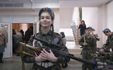 L'adolescente Masha dans son uniforme de l'armée de la jeunesse. Elle est obsédée par l'histoire russe de la Seconde Guerre mondiale et le patriotisme dans le film documentaire de Dmitry Bogolyubov, "Town of Glory". (Crédit : Autorisation First Hand Films)
